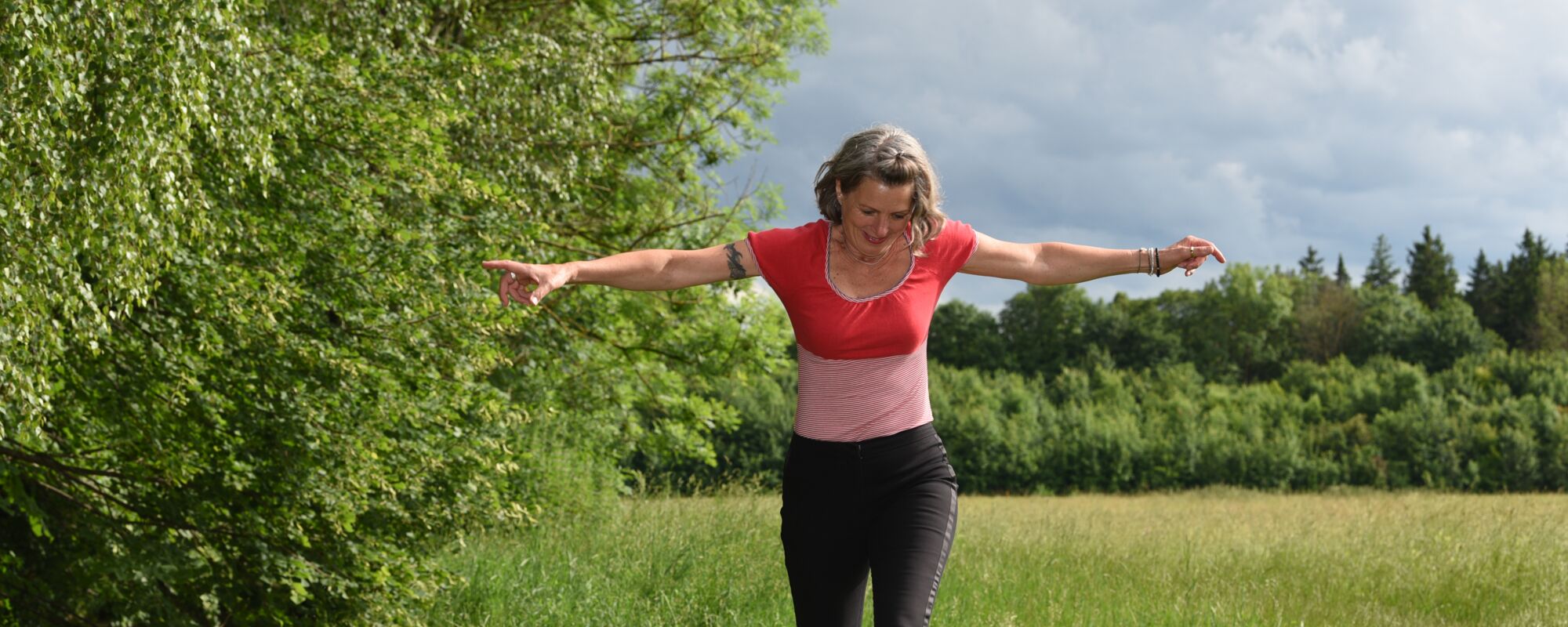 Frau Lechner springt am Bach © Martina Lechner, Systemische Beratung Augsburg
